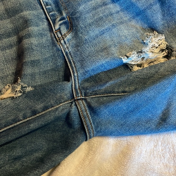 Judy Blue Distressed Boyfriend Fit Denim Jeans - Picture 13 of 13